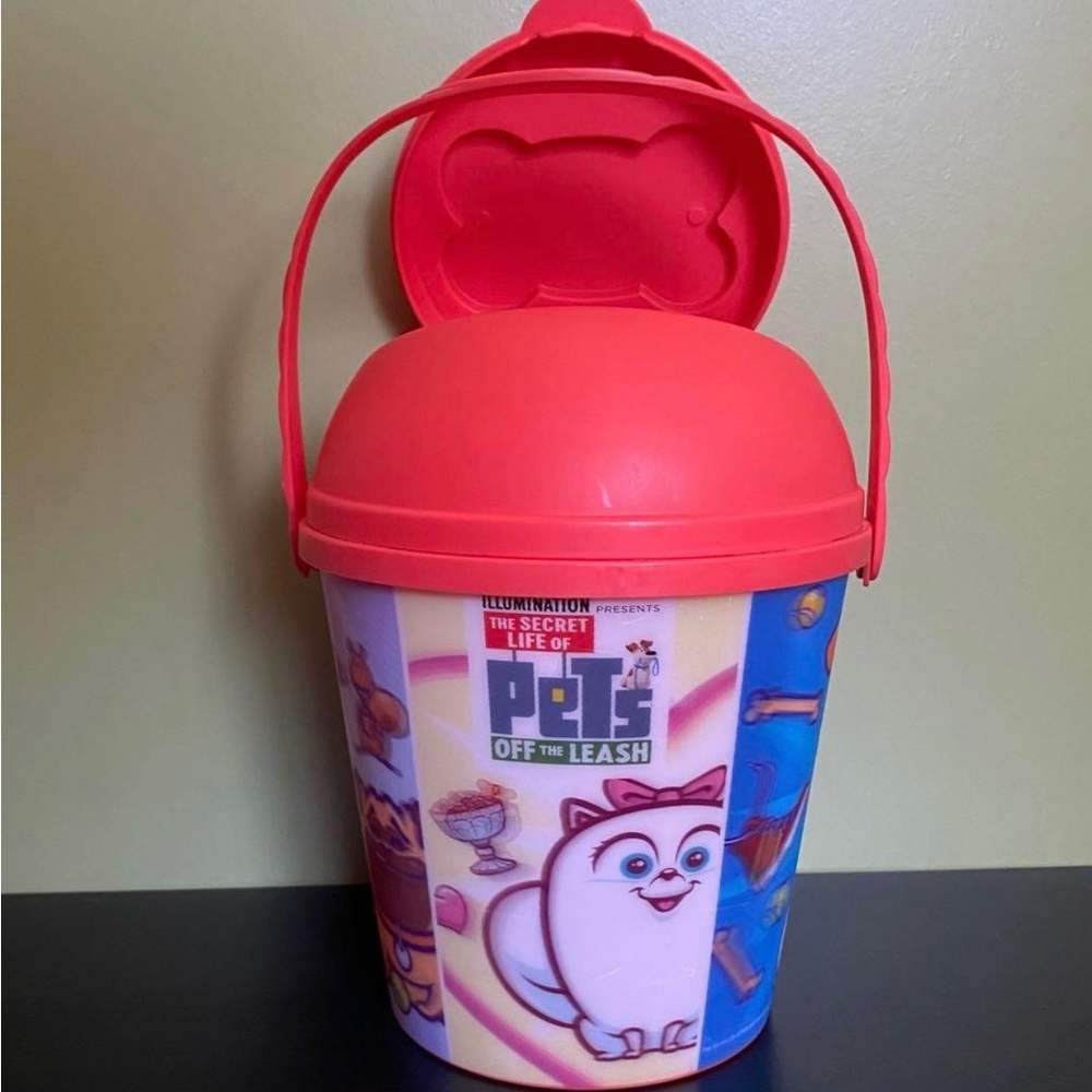 Universal Red and Blue Secret Life of Pets Bucket